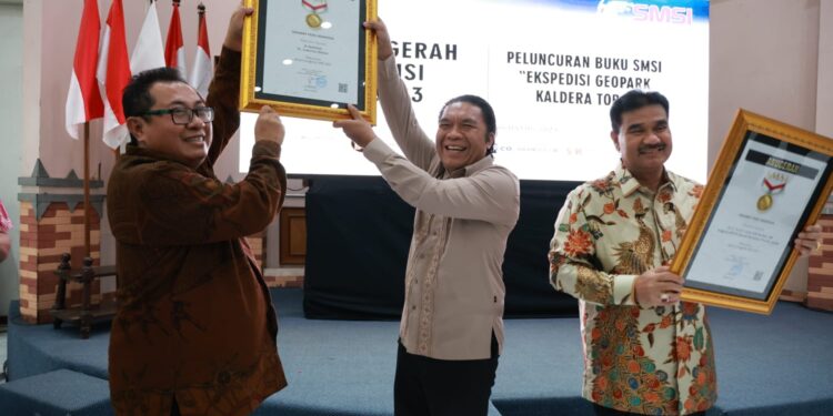 Berkontribusi Atas Pembangunan Pers, Pj Gubernur Banten Al Muktabar Raih Anugerah Sahabat Pers SMSI