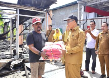 Salurkan Bantuan untuk Korban Kebakaran, Sekda Ingatkan Bahaya Kekeringan