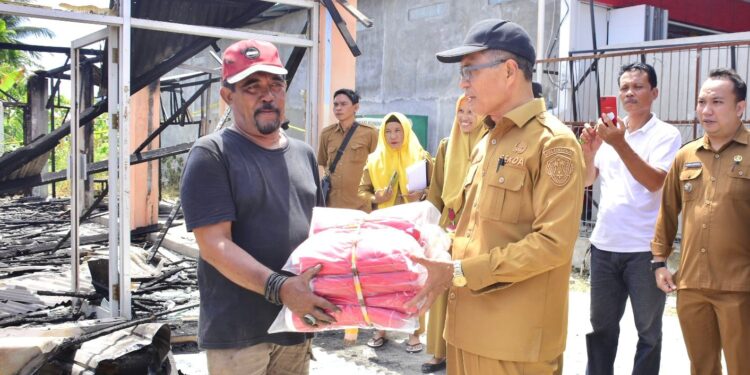 Salurkan Bantuan untuk Korban Kebakaran, Sekda Ingatkan Bahaya Kekeringan