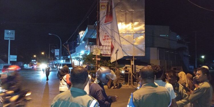 Bersama Bawaslu, Satpol PP Kota Gorontalo Tertibkan APK Peserta Pemilu