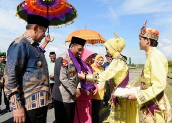 Welcoming New Police Chief by Gorontalo Traditional Ceremony