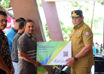 Peduli Keselamatan Nelayan, Gubernur Gorontalo Serahkan Bantuan Premi Asuransi