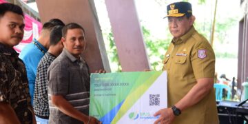 Peduli Keselamatan Nelayan, Gubernur Gorontalo Serahkan Bantuan Premi Asuransi