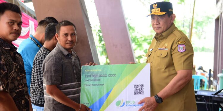 Peduli Keselamatan Nelayan, Gubernur Gorontalo Serahkan Bantuan Premi Asuransi